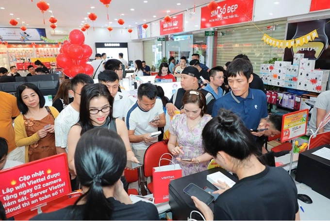 Người dùng nhận iPhone 16 series tại Viettel Store năm ngoái. Ảnh: Viettel