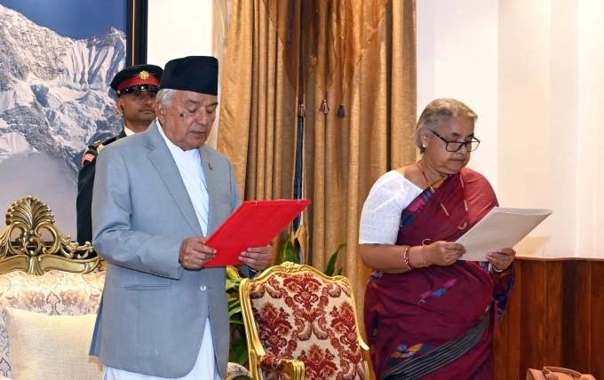 Thủ tướng Sushila Karki (phải) lặp lại lời tuyên thệ nhậm chức theo Tổng thống Ram Chandra Poudel tại văn phòng tổng thống Nepal, Kathmandu, ngày 12/9. Ảnh: Reuters