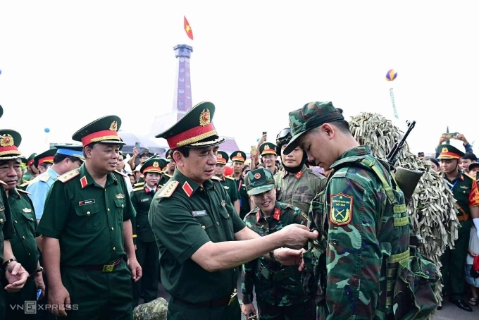 Bộ trưởng Quốc phòng Phan Văn Giang kiểm tra quân trang của lực lượng làm nhiệm vụ tại Triển lãm. Ảnh: Giang Huy