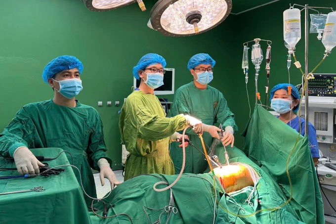 Các bác sĩ thực hiện ca phẫu thuật cứu nam sinh. Ảnh: Ngọc Oanh