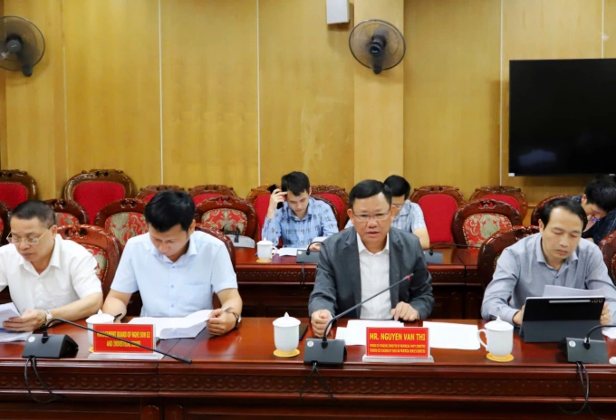 Ông Nguyễn Văn Thi, Phó chủ tịch thường trực UBND tỉnh Thanh Hóa (thứ hai từ phải sang) trong cuộc họp tại cơ quan, chiều 8/9. Ảnh: Văn phòng UBND tỉnh Thanh Hóa