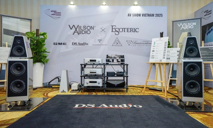 Bộ dàn thứ ba của Đông Thành Hòa Phúc tại AV Show 2025 có giá tới 9,3 tỷ đồng, được phối ghép gồm cặp loa Wilson Audio Watt/Puppy giá 1,2 tỷ đồng, CDPlayer Esoteric K-01 XD SE giá 700 triệu đồng, mâm than SME Model MKII Diamond Series giá 1,7 tỷ đồng, kim quang học DS Audio Master 3+ Equalizer giá 720 triệu đồng, streamer nhạc Esoteric N-05XD giá 345 triệu đồng. Hệ thống chưa gồm giá dây dẫn.