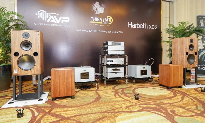Thiên Hà Audio mang tới bản phối ghép gồm loa Harbeth 40.5 XD2 giá 650 triệu đồng, preamp Goldmund Mimesis Excellence giá 1,2 tỷ đồng, nguồn Goldmund Telos 2800 giá 6,9 tỷ đồng, đầu phát nhạc số dCS Rossini Apex giá 1,1 tỷ đồng, music server Aurender N50 giá 1,16 tỷ đồng, hệ thống dây dẫn Nordost Odin 2, nâng tổng giá trị bộ dàn lên hơn 15 tỷ đồng.