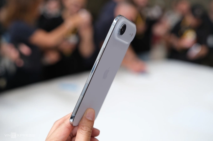 Ảnh thực tế iPhone Air, mẫu điện thoại mới được Apple tung ra hôm 10/9. Ảnh: Tuấn Hưng