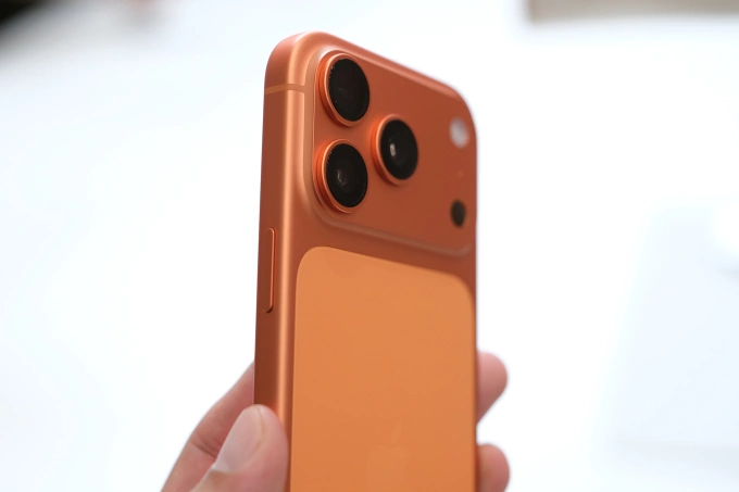 Màu cam vũ trụ trên iPhone 17 Pro. Ảnh: Tuấn Hưng