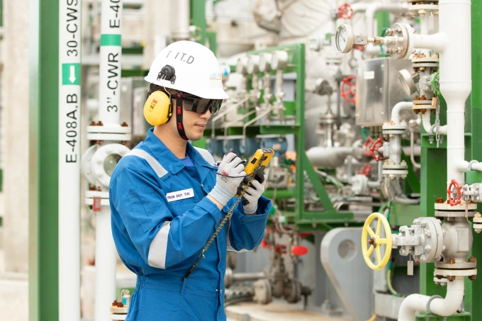 Công nhân LSP ghi chép thông số vận hành trên thiết bị công nghệ thay cho phương pháp thủ công. Ảnh: LSP