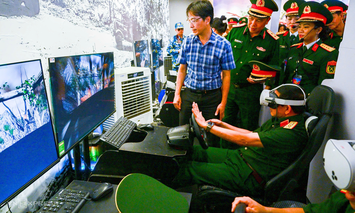 Đại tướng Phan Văn Giang trải nghiệm lái xe Trường Sơn bằng kính AR
