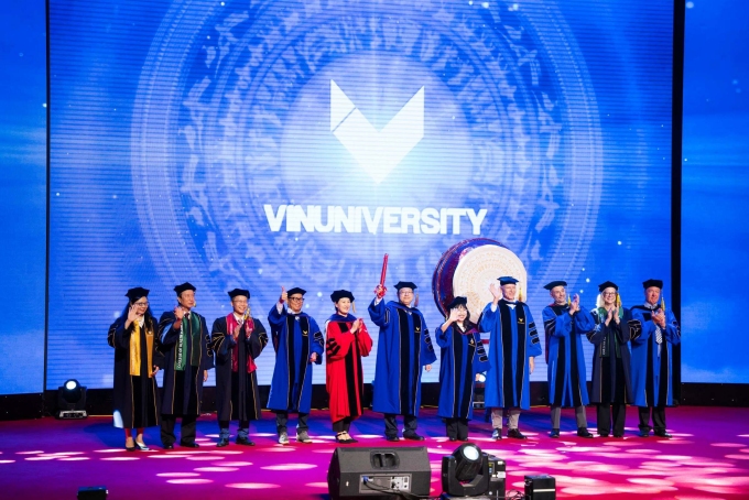 Tân hiệu trưởng, Phó chủ tịch thường trực Hội đồng trường và các giáo sư chào tân sinh viên. Ảnh: VinUni