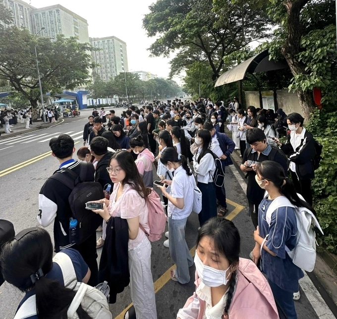 Sinh viên đứng chờ xe buýt ở KTX khu B Đại học Quốc gia TP HCM lúc 6h sáng 10/9. Ảnh: Kim Thanh