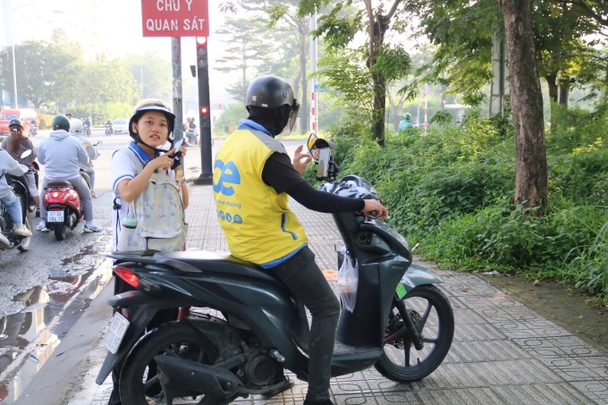 Chờ xe buýt quá lâu, sinh viên ở KTX khu B bắt xe ôm công nghệ đến trường, ngày 10/9. Ảnh: Như Ngọc
