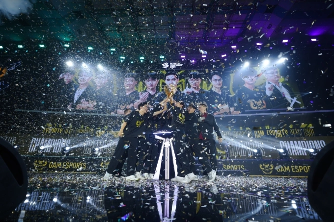 Khoảnh khắc nâng cúp vô địch của GAM Esports tại VCS mùa hè 2024. Ảnh: VCS