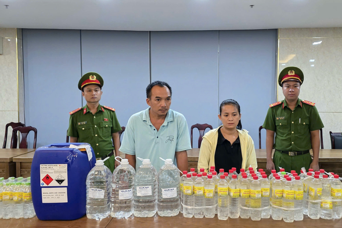 Vợ chồng Thanh - Hậu cùng một phần tang vật bị thu giữ. Ảnh: Thành Anh