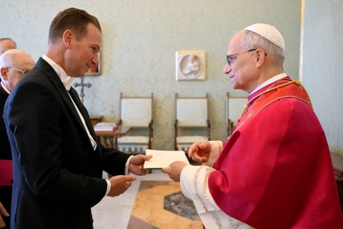 Ông Burch trình quốc thư lên Giáo hoàng Leo XIV tại Vatican ngày 13/9. Ảnh: NCR