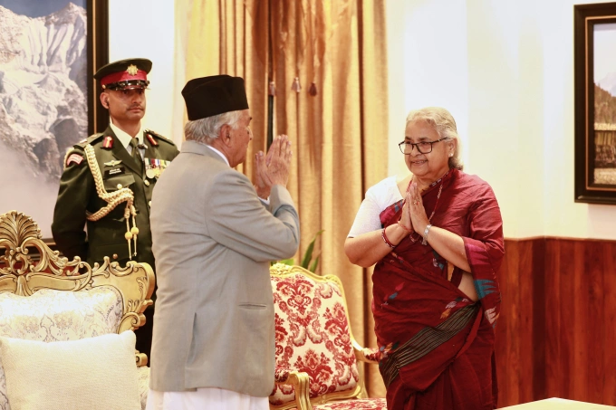 Cựu chánh án Tòa án Tối cao Nepal Sushila Karki (phải) chào Tổng thống Ram Chandra Poudel sau lễ tuyên thệ tại Kathmandu ngày 12/9. Ảnh: AP
