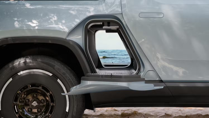 Khoang chứa đồ nằm xuyên giữa thân xe của Rivian R1T. Ảnh: Rivian
