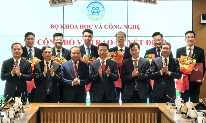 Bộ trưởng Nguyễn Mạnh Hùng và lãnh đạo Bộ trao quyết định bổ nhiệm lãnh đạo một số đơn vị, chiều 12/9. Ảnh: