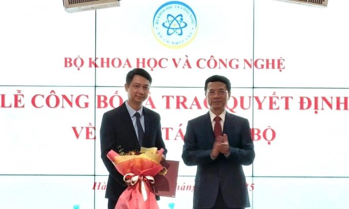 Ông Trần Duy Ninh nhận quyết định điều động, bổ nhiệm giữ chức Cục trưởng Chuyển đổi số quốc gia. Ảnh: Trọng Đạt