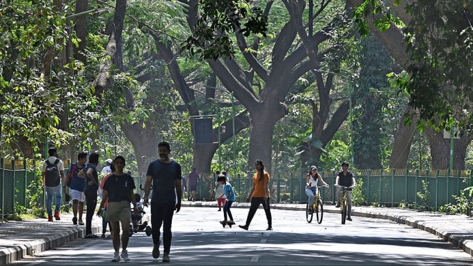 Người dân đi dạo trong công viên Cubbon, Bengaluru. Ảnh: DH Photo