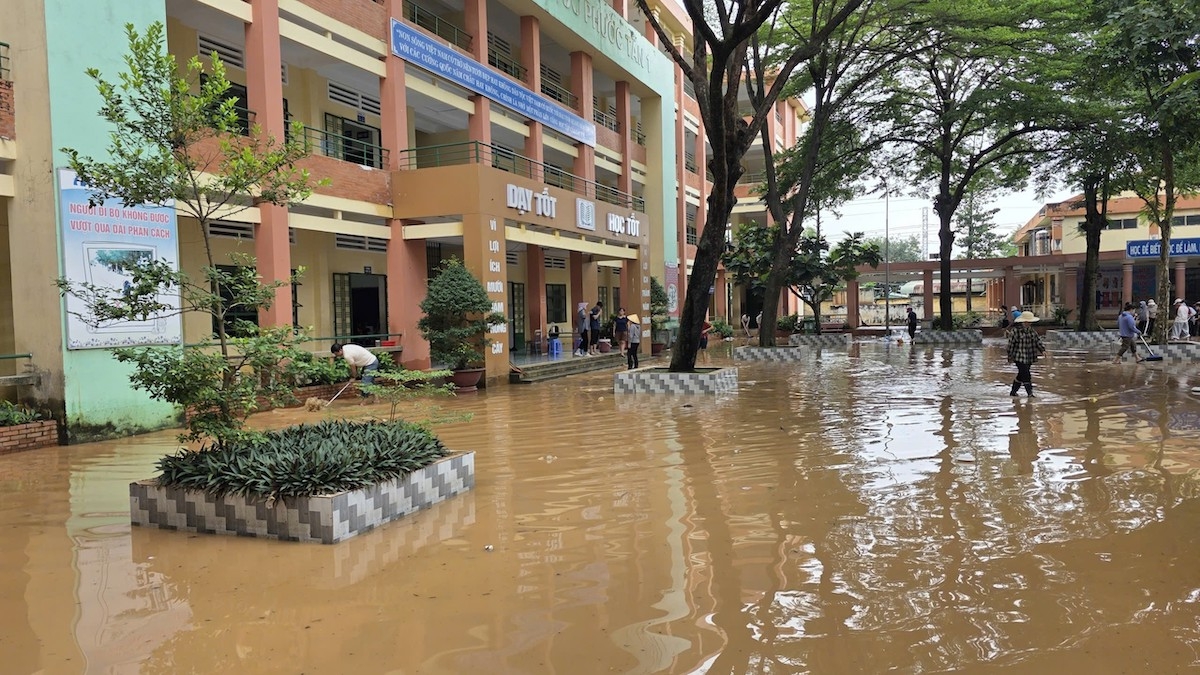 2.700 học sinh nghỉ học vì lũ đổ về bất ngờ