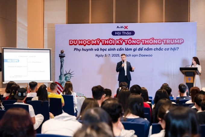 Ông Eric Burling chia sẻ tại sự kiện của AMVNX. Ảnh: AMVNX