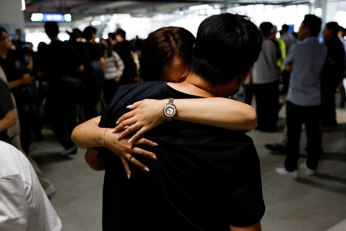 Lao động Hàn Quốc đoàn tụ với gia đình ở sân bay Incheon, ngày 12/9. Ảnh: Reuters