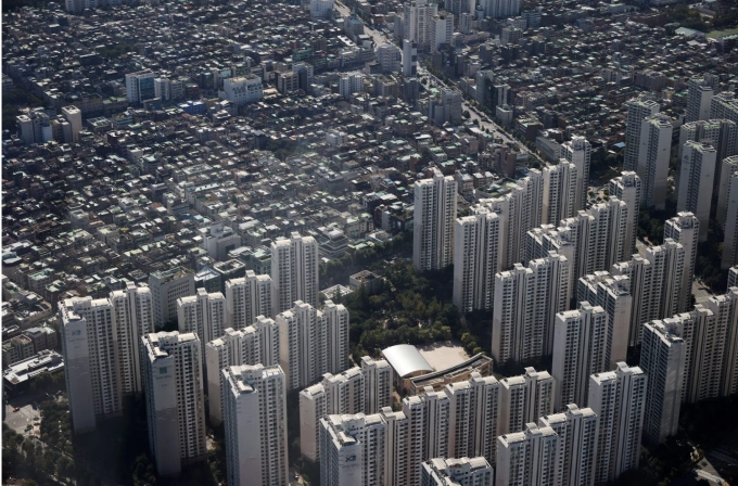 Các tòa nhà chung cư ở trung tâm Seoul. Ảnh: Reuters