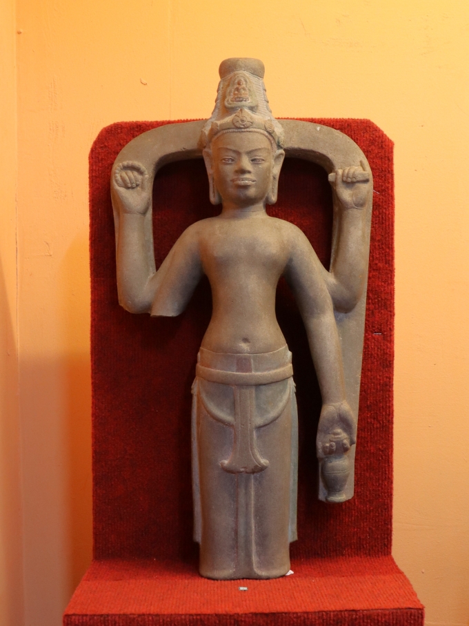 Tượng Avalokitesvara Bắc Bình được bảo vệ nghiêm ngặt tại Bảo tàng Bình Thuận cũ, hồi tháng 1/2025. Ảnh: Việt Quốc