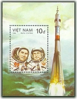 Mẫu tem thể hiện hình ảnh phi hành gia Phạm Tuân và Viktor Gorbatko, trong bộ tem kỷ niệm 25 năm con người vào vũ trụ. Ảnh: Tư liệu BĐVN
