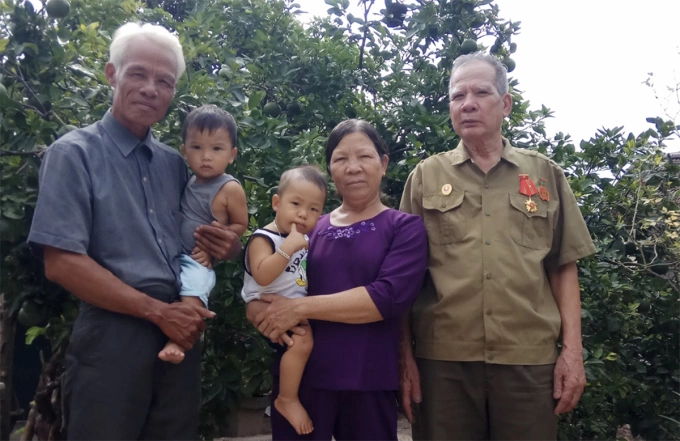 Ông Hùng bên trái trong một lần đến thắm vợ chồng bà Thu. Ảnh: Nhân vật cung cấp