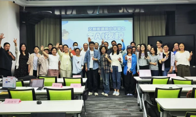 Một lớp học AI bình dân ban đêm ở Hàng Châu. Ảnh: Global Times
