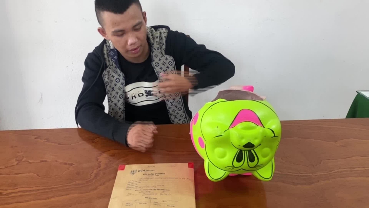 Chủ tiệm bị khách quen ăn trộm 115 triệu đồng trong heo đất