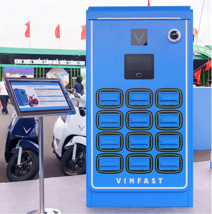 Một tủ đổi pin xe máy điện trưng bày ở Trung tâm triển lãm Việt Nam. Ảnh: Tuấn Vũ