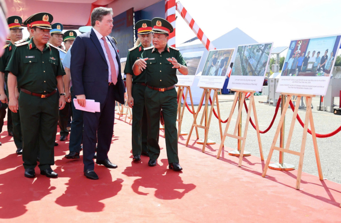 Thượng tướng Hoàng Xuân Chiến giới thiệu dự án cho lãnh đạo Đại sứ quán Mỹ tại Việt Nam trong sự kiện sáng 15/9. Ảnh: Phước Tuấn
