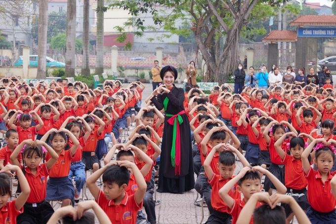 Ca sĩ Hòa Minzy giao lưu cùng học sinh Bắc Ninh, tháng 4/2025. Ảnh: Hòa Minzy