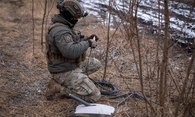 Binh sĩ Ukraine lắp thiết bị Starlink tại tiền tuyến ở tỉnh Donetsk tháng 2/2024. Ảnh: Reuters