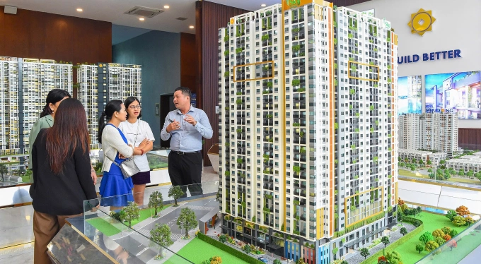 Khách hàng tìm hiểu một dự án tại TP HCM. Ảnh: PDG