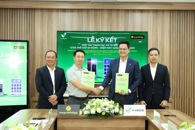 Đại diện V-Green (phải) và Thế giới di động tại lễ ký kết. Ảnh: V-Green