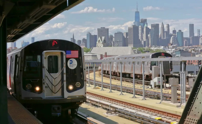 Tàu điện cập ga Smith-9th Street, nhà ga cao nhất New York. Ảnh: AP