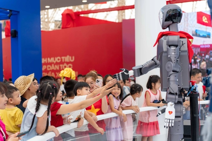 Robot tương tác với các em nhỏ trong triển lãm. Ảnh: Hoàng Giang