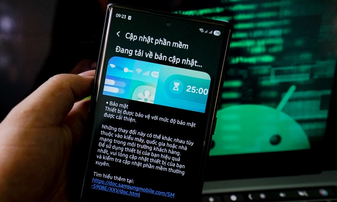 Thông báo cập nhật trên mẫu smartphone Galaxy S22 Ultra. Ảnh: Bảo Lâm