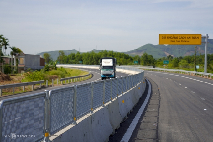Lưới chống lóa hay lưới chắn sáng được lắp đặt trên cao tốc Hòa Liên - Túy Loan. Ảnh: Nguyễn Đông