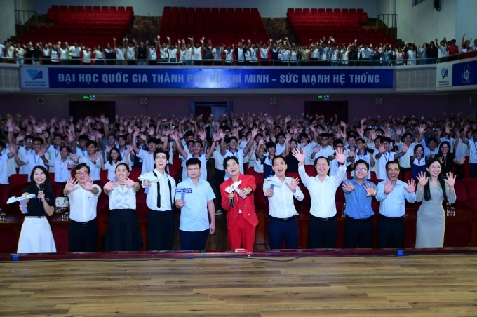 Sinh viên Đại học Quốc gia Thành phố Hồ Chí Minh hưởng ứng sự kiện Unitour đầu tiên của cuộc thi AI Thực chiến 2025. Ảnh: BTC