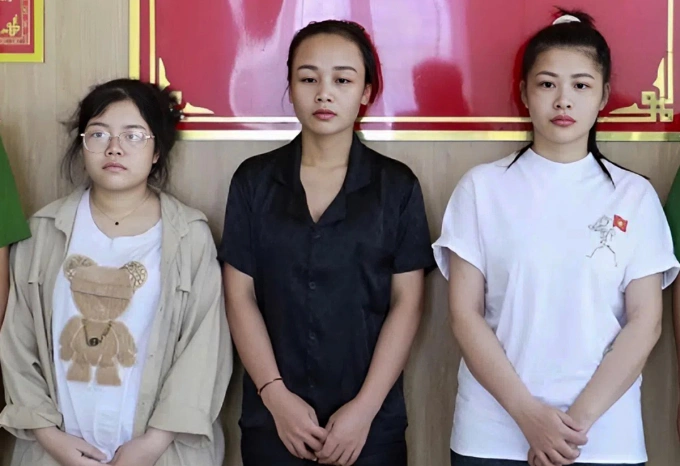 Nghi can Lan, Vuông và Nhâm (từ phải sang) tại cơ quan điều tra. Ảnh: Hòa Vang