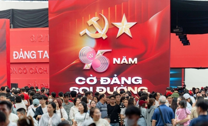 Người dân tham gia triển lãm thành tựu đất nước sáng 7/9. Ảnh: Hoàng Giang