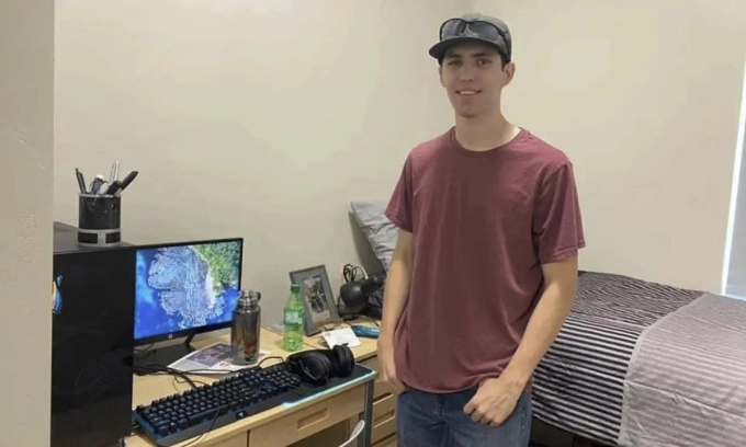 Tyler Robinson tại ký túc xá Đại học bang Utah trong bức ảnh do mẹ anh ta đăng lên mạng xã hội hồi năm 2021. Ảnh: WSJ