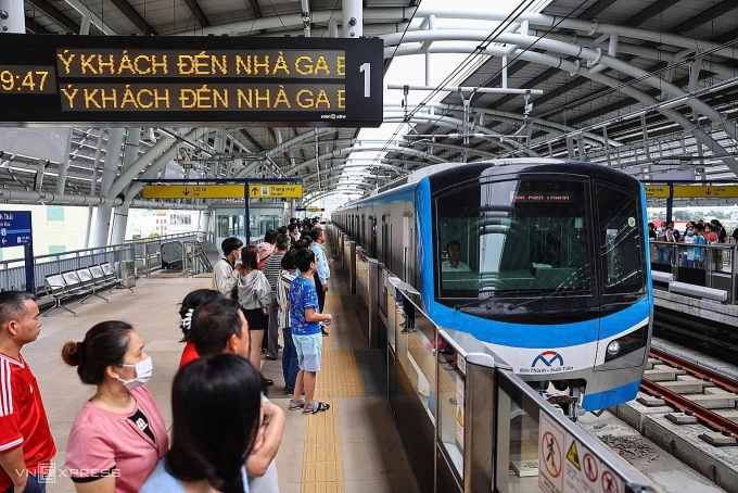 Khách chờ lên tàu tại ga trên cao Bình Thái. Ảnh: Quỳnh Trần