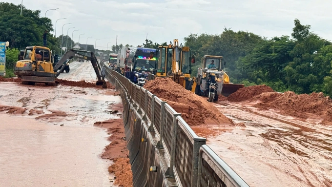 Xe dọn cát trên quốc lộ 1 tại xã Lương Sơn. Ảnh: Nguyễn Tư