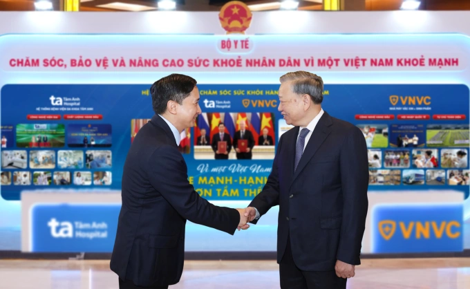 Ông Ngô Chí Dũng, Chủ tịch HĐQT Hệ thống BVĐK Tâm Anh và VNVC đón Tổng Bí thư Tô Lâm (phải) thăm gian trưng bày triển lãm của đơn vị. Ảnh: BVĐK Tâm Anh