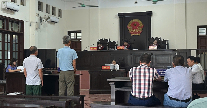 Hai bị cáo (đứng) tại phiên tòa 16/9. Ảnh: Danh Lam