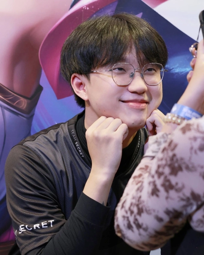 Hình ảnh vui vẻ khi anh giao lưu cùng fan.